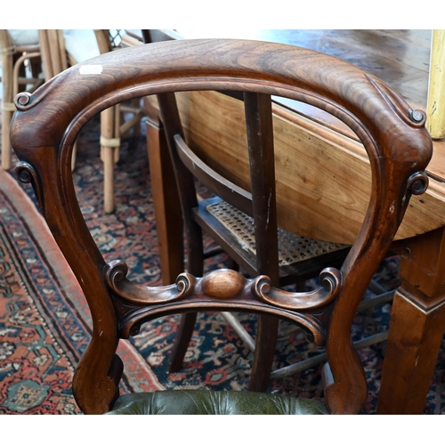 147 - A Victorian mahogany dressing table with two drawers on turned supports, 90 x 54 x 78 cm to/w a Vict... 