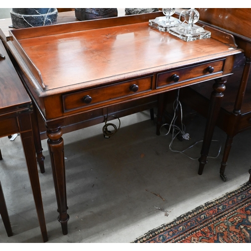 147 - A Victorian mahogany dressing table with two drawers on turned supports, 90 x 54 x 78 cm to/w a Vict... 