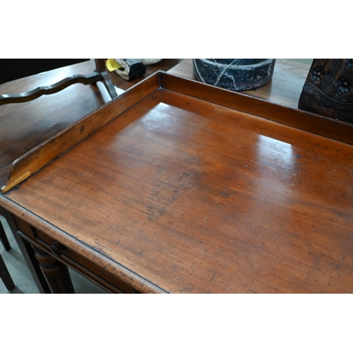 147 - A Victorian mahogany dressing table with two drawers on turned supports, 90 x 54 x 78 cm to/w a Vict... 