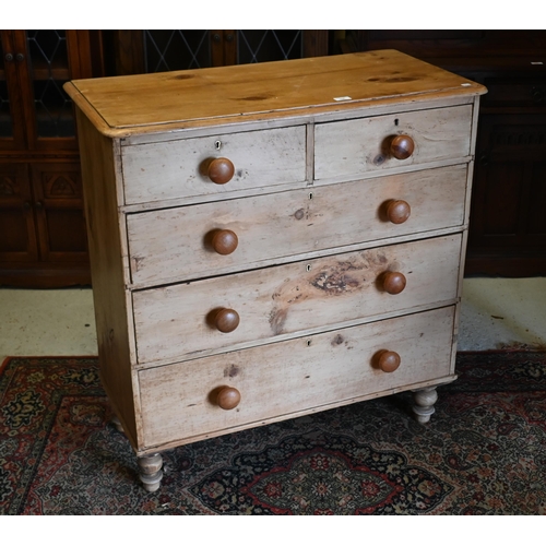 164 - An antique pine chest of drawers of two short over three long drawers with turned handles (one loose... 