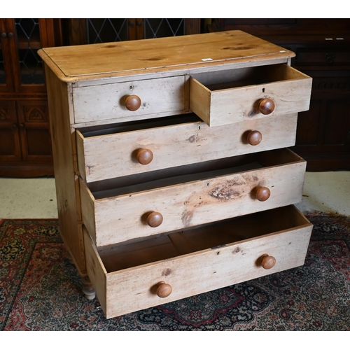 164 - An antique pine chest of drawers of two short over three long drawers with turned handles (one loose... 