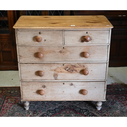 164 - An antique pine chest of drawers of two short over three long drawers with turned handles (one loose... 