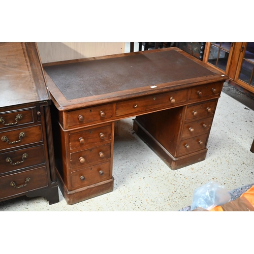 167 - A Victorian mahogany twin pedestal desk with nine drawers, a/f, 120 x 64 x 76 cm high