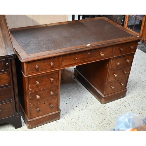 167 - A Victorian mahogany twin pedestal desk with nine drawers, a/f, 120 x 64 x 76 cm high