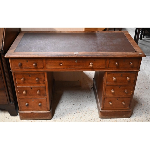 167 - A Victorian mahogany twin pedestal desk with nine drawers, a/f, 120 x 64 x 76 cm high