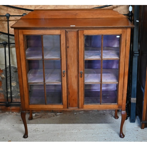 182 - An early 20th century mahogany display cabinet on cabriole supports, 102 x 40 x 115 cm high