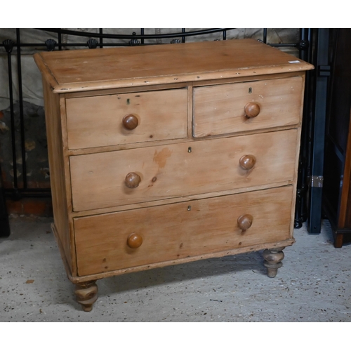 184 - A small antique pine chest of drawers with two short over two long drawers with turned handles and f... 