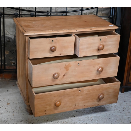 184 - A small antique pine chest of drawers with two short over two long drawers with turned handles and f... 