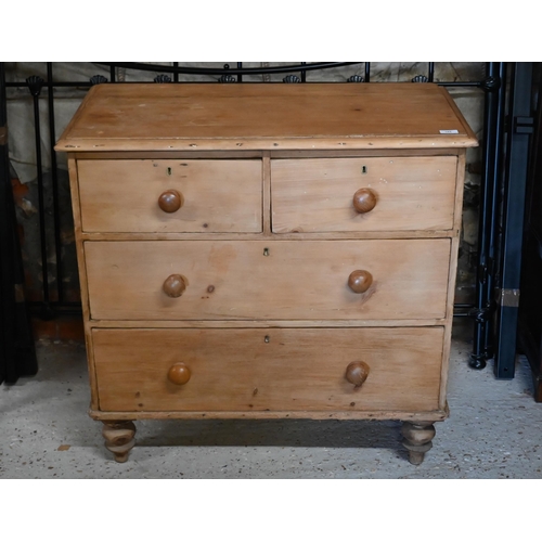 184 - A small antique pine chest of drawers with two short over two long drawers with turned handles and f... 