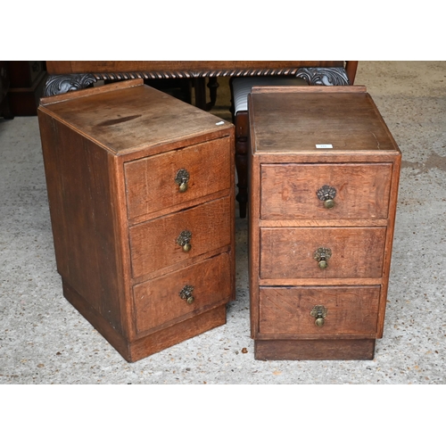 193 - A pair of oak three drawer bedside chests, 38 x 46 x 64 cm high (2)