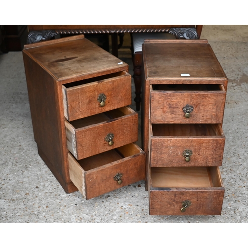 193 - A pair of oak three drawer bedside chests, 38 x 46 x 64 cm high (2)