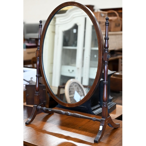 257 - An Edwardian mahogany framed dressing table mirror with oval plate, 50 cm wide x 70 cm high