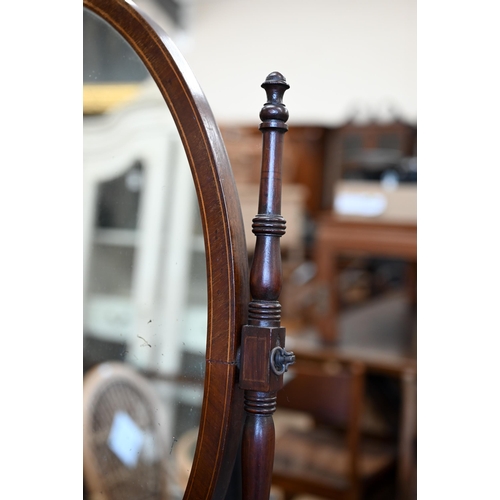 257 - An Edwardian mahogany framed dressing table mirror with oval plate, 50 cm wide x 70 cm high