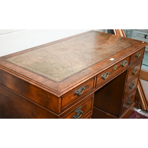 277 - A Victorian style walnut twin pedestal desk with nine drawers, 122 cmx 61 cm x 78 cm h 