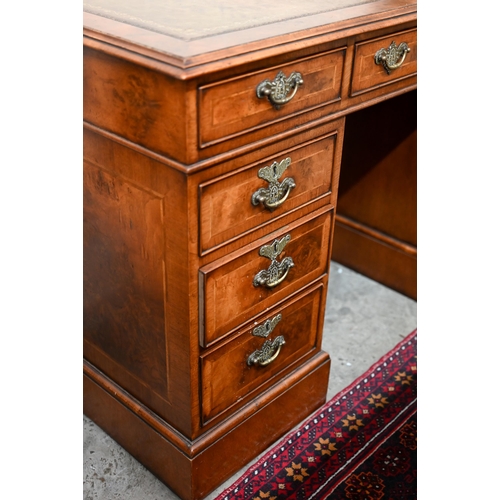 277 - A Victorian style walnut twin pedestal desk with nine drawers, 122 cmx 61 cm x 78 cm h 