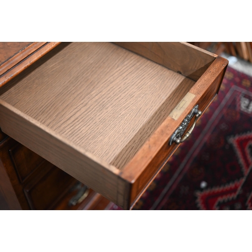 277 - A Victorian style walnut twin pedestal desk with nine drawers, 122 cmx 61 cm x 78 cm h 