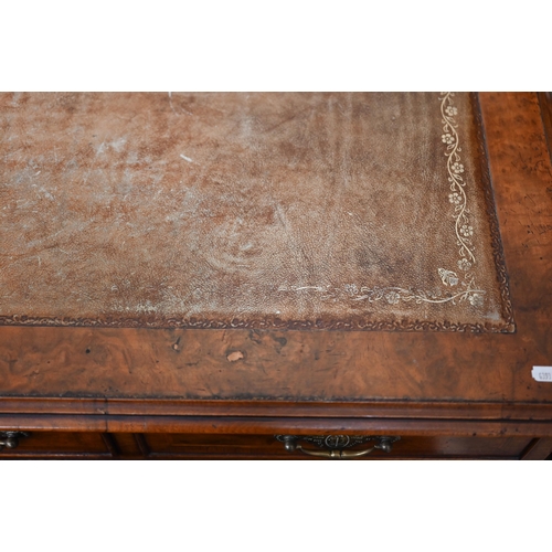 277 - A Victorian style walnut twin pedestal desk with nine drawers, 122 cmx 61 cm x 78 cm h 