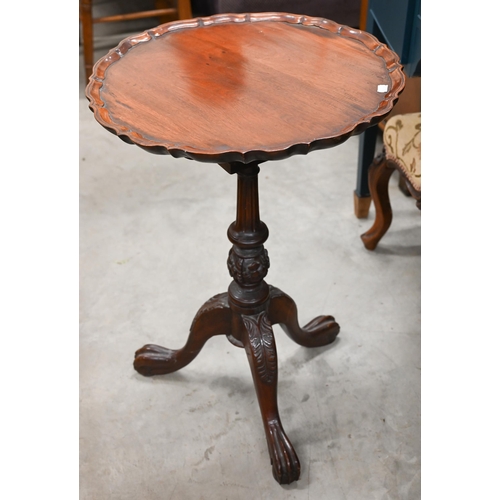 356 - A Georgian style mahogany birdcage pie crust tilt top tripod table, 50 cm dia. x 71 cm h