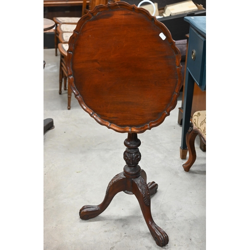 356 - A Georgian style mahogany birdcage pie crust tilt top tripod table, 50 cm dia. x 71 cm h