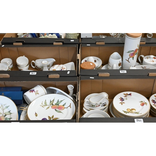 361 - An extensive set of Royal Worcester Evesham tableware, 90 pieces approx (4 boxes)