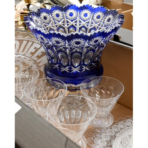 376 - A large blue flash thistle-shaped cut glass vase on stemmed square foot, 28 cm high to/w a set of ei... 