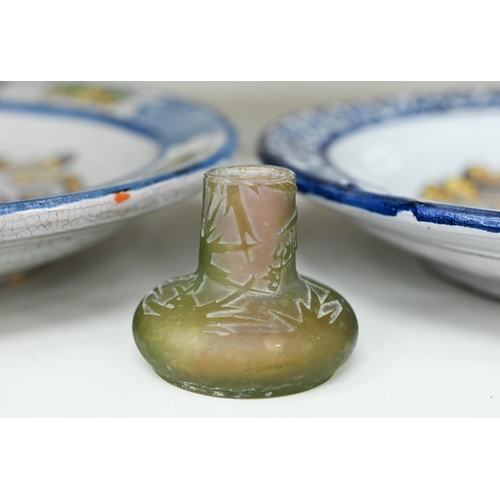 410 - A cameo glass small vase carved 'Gallé' (top removed) to/w two 20th century 26 cm majolica plates wi... 