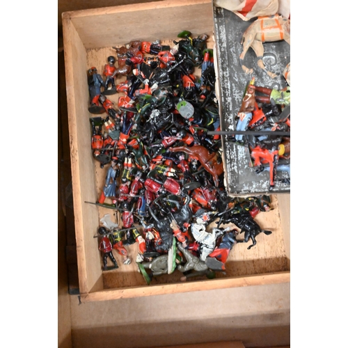 426 - A collection of antique and vintage lead and die-cast soldiers etc (box)