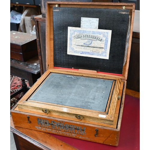 450 - A 19th century Neo Cyclostyle Duplicating Apparatus, by Gestetner, no 72986, in oak case includes ac... 