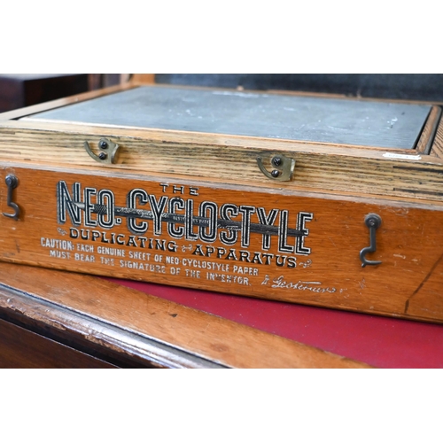 450 - A 19th century Neo Cyclostyle Duplicating Apparatus, by Gestetner, no 72986, in oak case includes ac... 