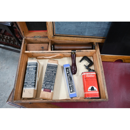 450 - A 19th century Neo Cyclostyle Duplicating Apparatus, by Gestetner, no 72986, in oak case includes ac... 