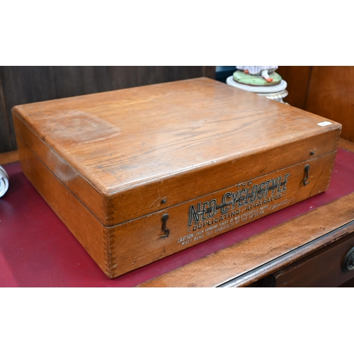 450 - A 19th century Neo Cyclostyle Duplicating Apparatus, by Gestetner, no 72986, in oak case includes ac... 