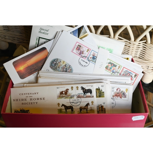 461 - A collection of postal covers including perf penny red to/w a quantify of first day covers, loose an... 