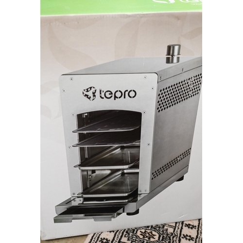 495 - A boxed Tepro Toronto Steak Grill (as new)