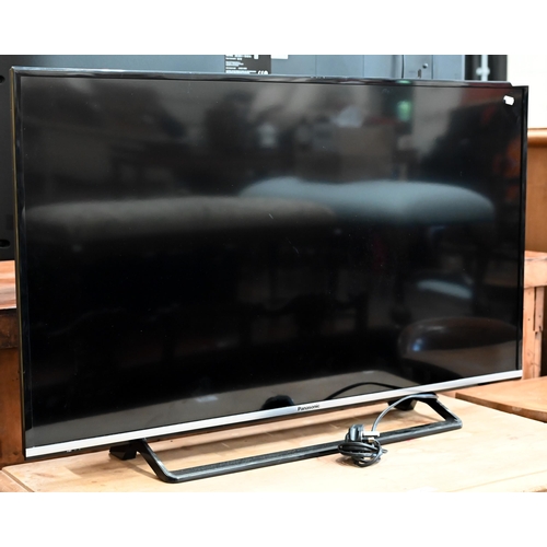 496 - Two televisions - A Panasonic TX-40DS500B 40in LED TV and a Panasonic TX-42AS500B 42in LCD TV (2)