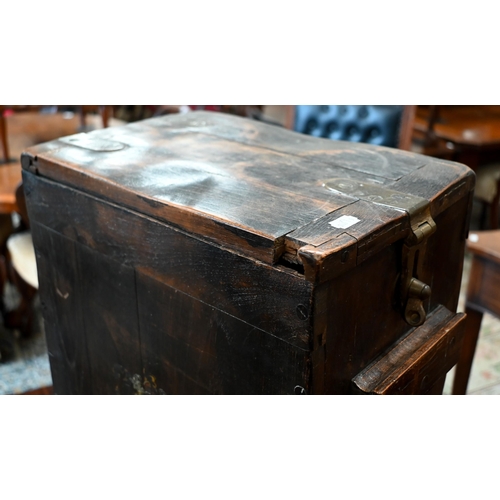 505 - An antique stained wood artillery shell carrying case with Royal Coat of Arms and brass mounts, 45 c... 