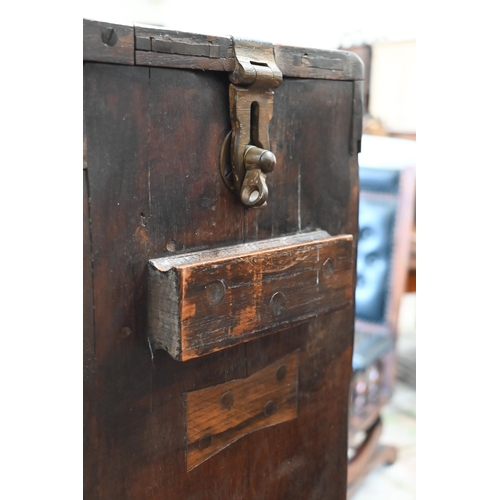 505 - An antique stained wood artillery shell carrying case with Royal Coat of Arms and brass mounts, 45 c... 