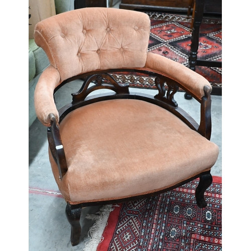 524 - An Edwardian pink button upholstered walnut framed chair