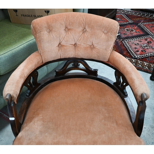 524 - An Edwardian pink button upholstered walnut framed chair