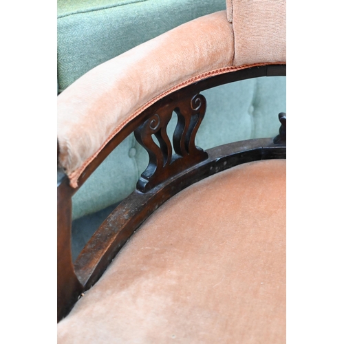 524 - An Edwardian pink button upholstered walnut framed chair