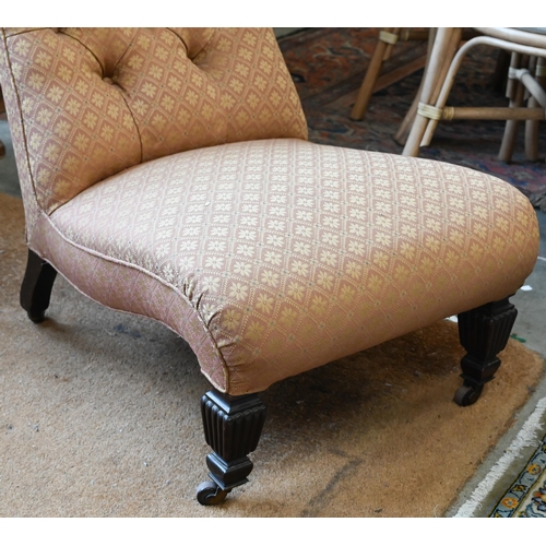 525 - A Victorian button back slipper chair a/f, on castors 