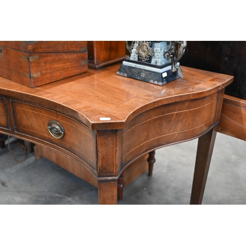 86 - Edwardian serpentine front sideboard with three drawers in the George III style, 156 cm wide x 58 x ... 