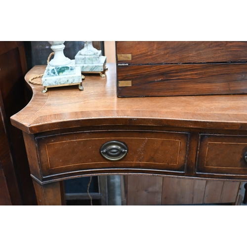 86 - Edwardian serpentine front sideboard with three drawers in the George III style, 156 cm wide x 58 x ... 