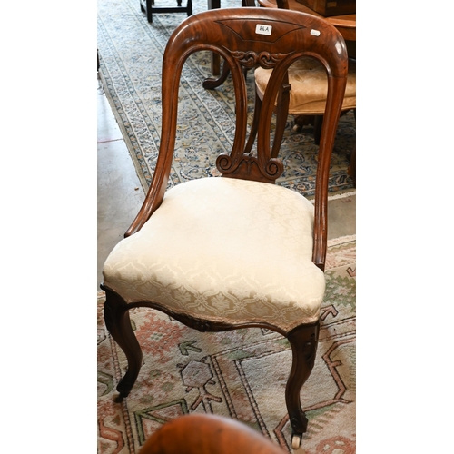 86A - A pair of Victorian mahogany spoonback salon chairs with shaped splat and carved cabriole supports t... 