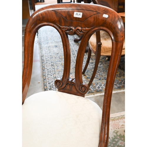 86A - A pair of Victorian mahogany spoonback salon chairs with shaped splat and carved cabriole supports t... 