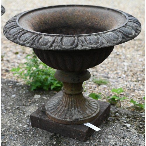 3 - A pair of weathered Regency style cast iron urn planters, 51 cm h (2)