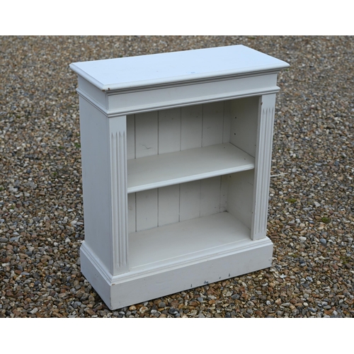 350 - A small modern off-white painted open bookcase, with adjustable shelf, 66 cm w x 20 cm x 78 cm h