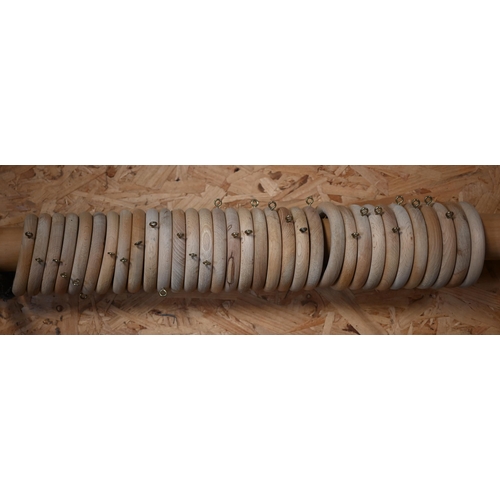 351 - An approx. 4 m long pine curtain pole c/with ball ends and thirty-four curtain rings/eyes