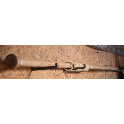 351 - An approx. 4 m long pine curtain pole c/with ball ends and thirty-four curtain rings/eyes