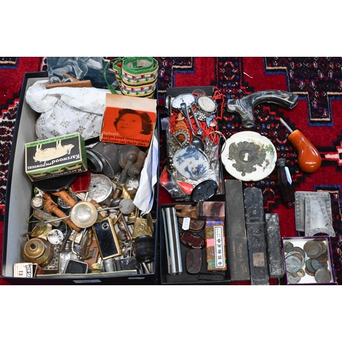 121 - A quantity of collectables including costume jewellery, small silver and base metal oddments, razors... 