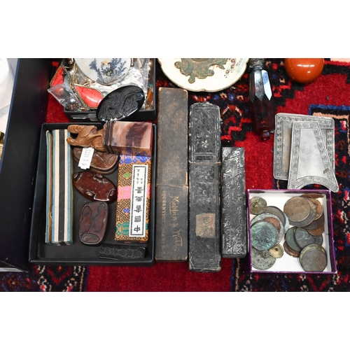 121 - A quantity of collectables including costume jewellery, small silver and base metal oddments, razors... 